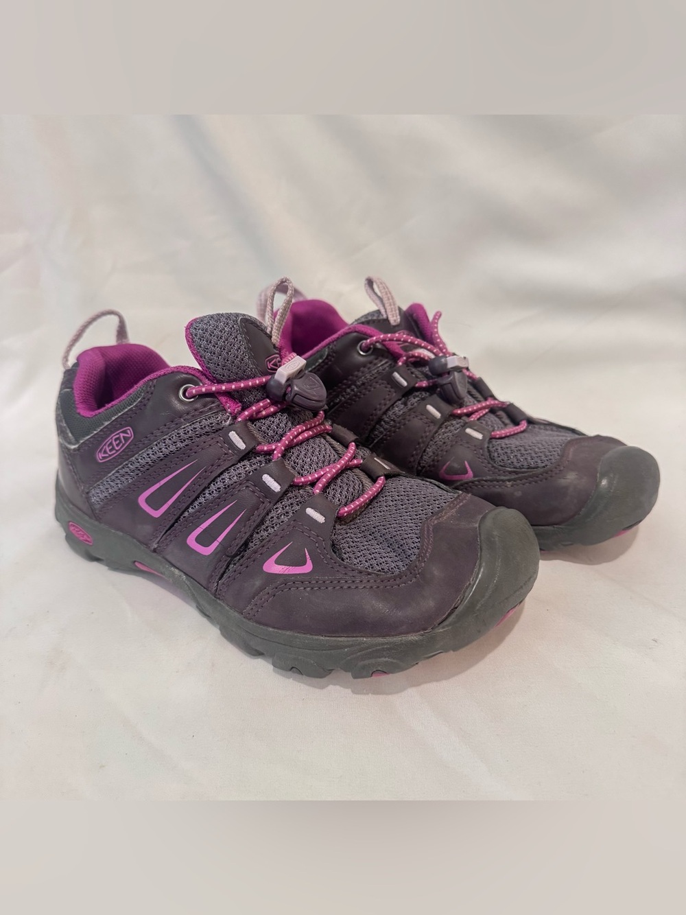 KEEN Oakridge Kids Girls Purple Hiking Shoes Sz 2 EUC Bungee Laces Waterproof